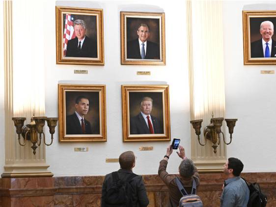 Trump'ın yerden yere vurduğu 40 yıllık ressam konuştu 3